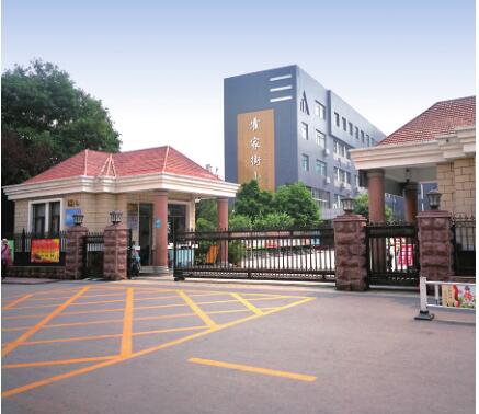 LETOU乐投向济宁市霍家街小学捐赠99961元修建操场